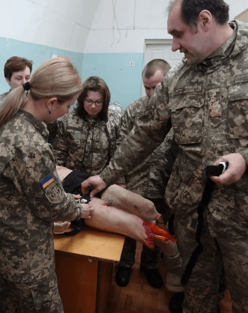 Полковник м/с Гаврецький А.І. відпрацьовує з слухачами зупинку критичної кровотечі на манекені, 2018р.